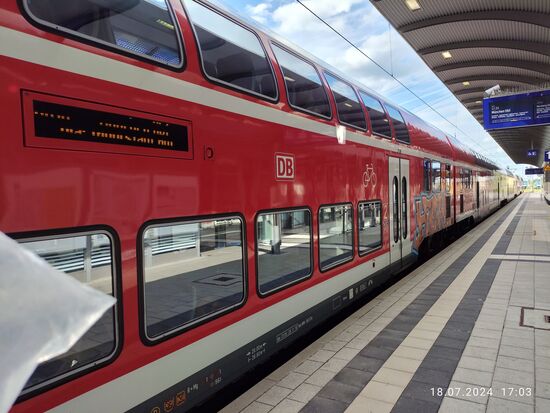Nur hier in Treuchtlingen gab es ein Informationschaos mit Verlust einer zusätzlichen Stunde, bis diese Regionalbahn über das herrliche Altmühltal 
München Hbf ansteuerte. Von dort dann noch der Anschlusszug mit der 
Bayerischen Regiobahn nach Holzkirchen.
Trotz des Zeitverlusts in Treuchtlingen verzichtete ich in Holzkirchen wegen des angenehmen Abend-Wetters auf meinen Anschlusszug zum heimischen Feldolling und legte diese restlichen gut 14 km nochmals auf dem Rad zurück.