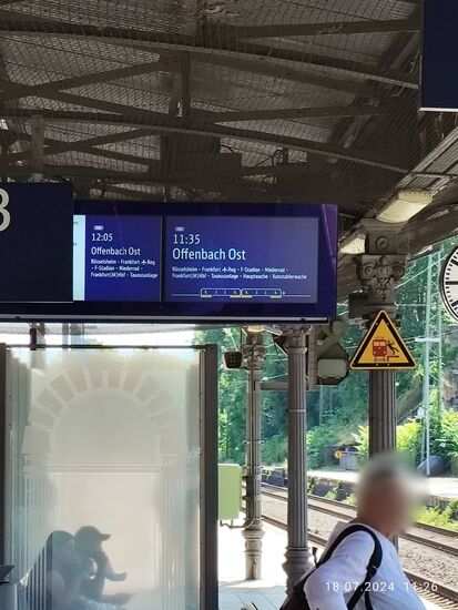In 9 Minuten "geht" meine S-Bahn nach Frankfurt/Main Hbf.
Allerdings kam die S-Bahn schon mit Verspätung an und verspätete sich auf ihrem Weg immer mehr. Dennoch erreichte ich in Frankfurt noch einen passenden Anschlusszug in Form eines Regionalexpresses nach Würzburg, so daß eine unnötige einstündige Aufenthaltszeit vermieden werden konnte.