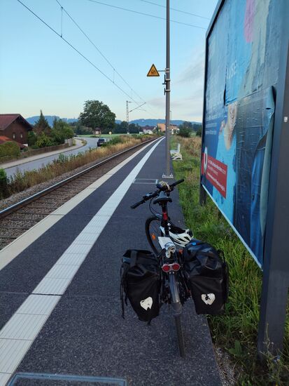 Und wieder ist es mal soweit, gegen 7 Uhr morgens postiert mein nicht 
e-motorisiertes Tretgefährt mit der am Gepäckträger fixierten Tageszeitung am Bahnsteig meines heimatlichen Bahnhaltepunktes Feldolling und wartet auf den Zug aus Rosenheim in Richtung Holzkirchen, wo der erste Umstieg nach München Hbf ansteht. Von dort geht es dann direkt weiter nach Kempten, dem offiziellen Tourstartpunkt.
Bis München ging es ja recht reibungslos vorwärts und da ich genügend Umsteigezeit zum Regionalexpress nach Kempten hatte, bekam ich noch problemlos einen Stellplatz für's Rad.