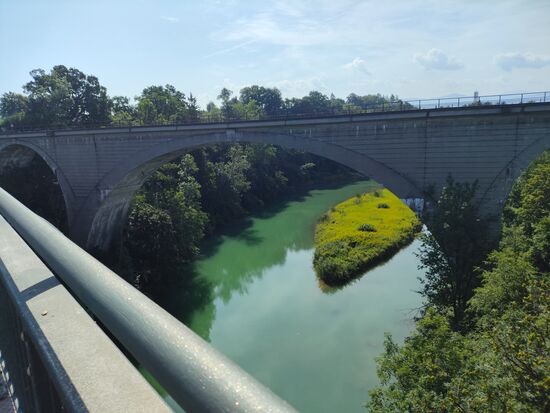 In Kempten vom beengten Zug in die Freiheit entlassen, gab es erst einige lockernde gymnastische Übungen, verbunden mit tiefen Frischluft-Füllungen für die Lungenflügel und nach einer knappen Viertelstunde befinde ich mich auf dem Brückenteil der Bundesstraße 12 über die Iller mit einer kleinen grünen Insel, lt. Kartographie übrigens ohne Namen, die einzige im Kemptener Stadtgebiet, hier allerdings etwas abgeschnitten, um den großen Bogen der Eisenbahnbrücke, über die mein Zug kurz vorher noch aus Richtung München darüber rollte, besser abbilden zu können.