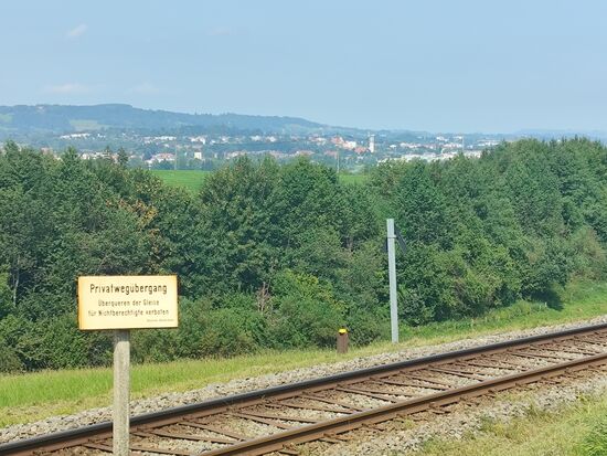 Nach der großen Illerbrücke in Kempten ging es dann rechts weg und weiter zur Gemeinde Durach, wo ich an einem Anstieg rückblickend nochmals einen letzten Blickkontakt zu einem Teil Kemptens hatte.
Die eingleisige Bahnstrecke hier ist übrigens die Außerfern-Bahnstrecke von Kempten über Pfronten und Reutte in Tirol nach Garmisch-Partenkirchen.
In Reutte/Tirol hatte ich ja bereits einige Tage vor Tourbeginn meine erste Unterkunft gebucht. Allerdings radelte ein gewisser Hobby-Eisenbahner (wer wohl) an diesem Tag nur z.T. an der Schiene entlang nach Reutte.
Da hatte ich der tollen Umgebung geschuldet ab dem Bereich Pfronten einen reizvollen Umweg, noch dazu bei Top-Wetter, in Betracht gezogen.
Eisenbahnkunde: 
Hier im Bild sieht man, daß sog. "Y-Schwellen" aus Stahl verbaut sind.
Über Sinn und Zweck kann sich die Leserschaft gerne im Netz selbst informieren, hier im Bericht würde es den Rahmen sprengen (und gewiß auch die wenigsten interessieren...)   