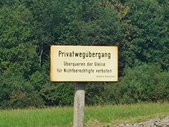 Ein Relikt aus alten Zeiten. Das vergrößerte Hinweisschild vom obigen Schild stammt lt. dem unteren rechten Eck noch aus Zeiten der Deutschen Bundesbahn, die erst 1994 in die Deutsche Bahn AG überging. Also locker über 30 Jahre alt.