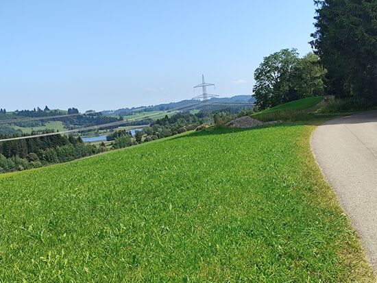 Am Anstieg zur Ortschaft Oy-Mittelberg blickt man auf einen kleinen See hinab.