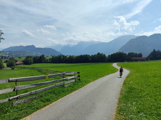 Abseits der Hauptstraße ohne Lärm und Gestank tourt es sich voller Herrlichkeit, hier in Richtung Pfronten-Steinach. 
Pfronten wird auch als "13-Dörfer-Gemeinde" bezeichnet, wobei alle diese Orte seit dem Spätmittelalter eine einzige Pfarrgemeinde bildeten.