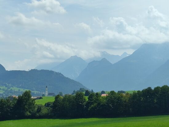 Untere Bildhälfte: Die kath. Pfarrkirche St. Nikolaus von Pfronten.