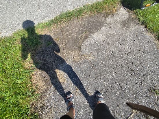 Schattenspiele beim Fotohalt. Den Klicksandalen sollten am folgenden zweiten Tourtag noch eine entscheidende Bedeutung zukommen ...