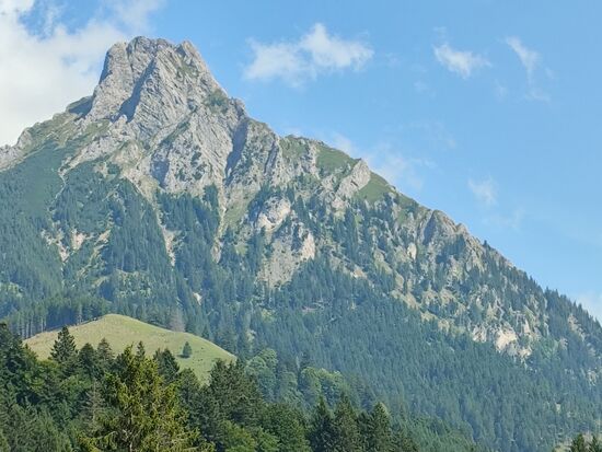 Bergimpressionen - Je nach Blickwinkel geben die Berge ja schnell einen wechselnden Eindruck, aber von der Lage auf der Karte kann dies eigentlich nur der Aggenstein (1985 m) sein. Für konstruktive Korrekturen von kundiger Leserseite wäre ich sehr dankbar.
Der Gipfel des Aggenstein liegt noch im bayerischen Teil der Tannheimer Berge. 
Hier im Bild nach rechts kommt man dann nach Tirol.