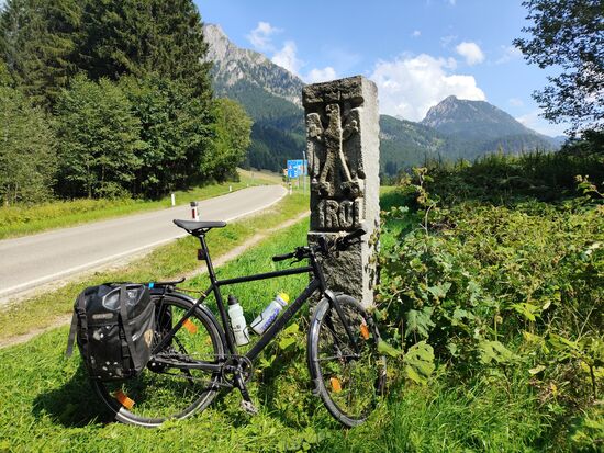 Nach ca. 7 km Anstieg wird das österreichische Bundesland Tirol erreicht.