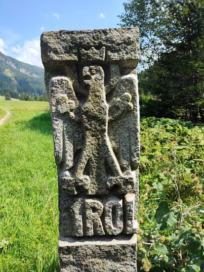 Wirklich beeindruckend diese steinernen Kunstwerke, keine schnöden Blechtafeln.
Umso mehr ist es verärgerlich, daß anscheinend irgendwelche "Vollpfosten" als sinnlos verblödete Vandalen auftreten und vielleicht auch noch darauf stolz sind, das große T aus der Steinsäule herausgeschlagen zu haben. 
Ganz einfach schändlich !