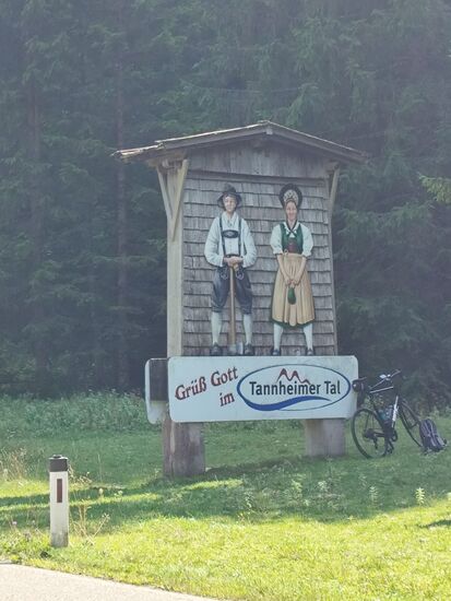 Ab der Grenze wechselt der Straßenname von Achtalstraße zu Gräner Landesstraße und zu "Am Alten Zoll" und man wird eindrucksvoll im Tannheimer Tal begrüßt.
Das angelehnte Rad gehört übrigens nicht mir.