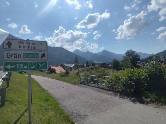 Am Ortseingang von Grän (1153 m). Je nach Bezugspunkt in Pfronten-Steinach sind ca. 300 Höhenmeter nach oben hinzugewonnen worden.
