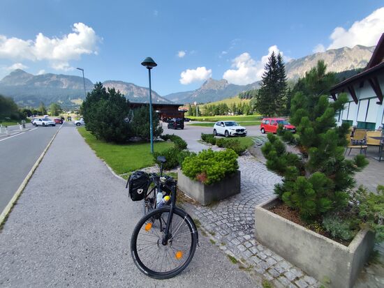 Aus Richtung des Bergdurchlasses in Bildmitte am rechten Hütteneck des Parkplatzes kam ich angerollt.