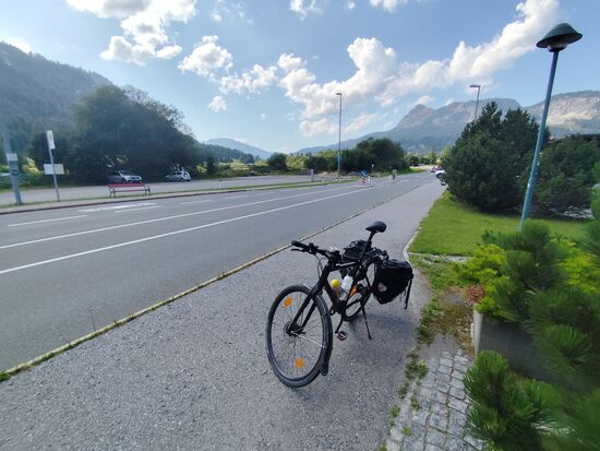 In Richtung Bildmitte im Hintergrund befährt man das Tannheimer Tal über Tannheim und Schattwald und gelangt dann über den Oberjochpass hinunter nach 
Bad Hindelang und Sonthofen im Allgäu. 
Mein Rad steht in meine gewählte Fahrtrichtung zum Gaichtpass.