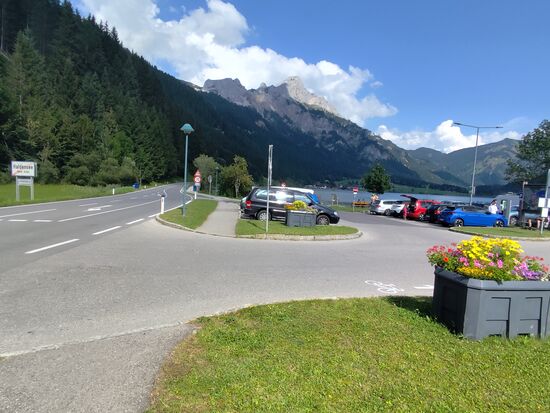 Einen knappen km nach Grän, nachdem dazwischen die Ortschaft Haldensee passiert war, erreicht man den Haldensee.