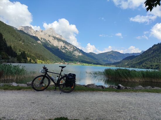Der Haldensee liegt 1124 m hoch, hat eine Fläche von 73 ha, ist 1,4 km lang, 800 m breit, Umfang 3,8 km, max. Tiefe 22 m und hat ein Volumen von 10,4 Mio. Kubikmeter. Hier gab es, da zeitlich gut im Plan, ca. 1/2 Stunde landschaftliche Genusspause.