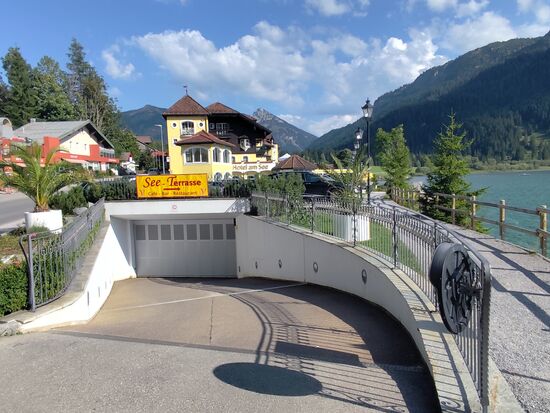 Natürlich geht es rechts von der Tiefgaragenzufahrt weiter.