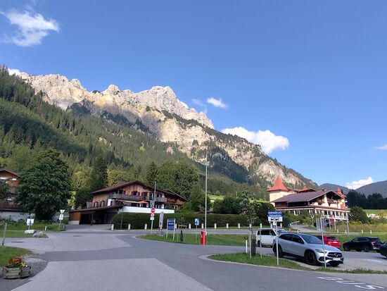 Trotz minimalen Kfz-Verkehrs bin ich am Ende des Haldensees nicht auf die
B 199 nach rechts gewechselt, sondern auf einem etwas kurvigen und welligen Radl- und Wandererweg zum Gaichtpass vorgerollt. 
Da das Tannheimer Tal ja ein Hochtal ist, gibt es von dort zum Gaichtpass keine oder nur eine minimale nicht auffallende Steigungsstrecke.