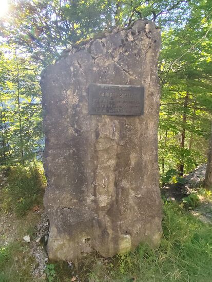 Gedenkstein zur ehemaligen "Gachtpaß-Sperre" neben der Bundesstraße.