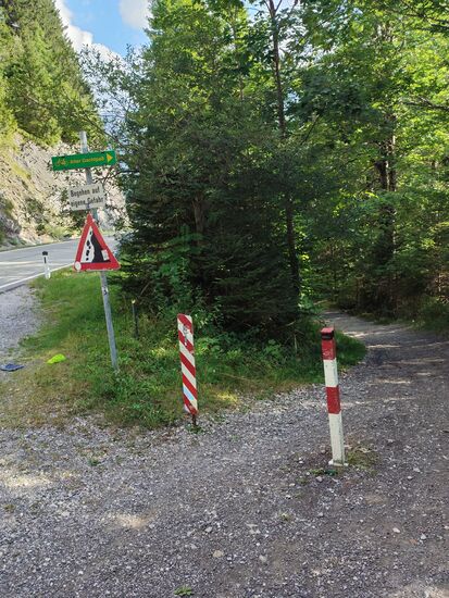 Hier würde es rechts den alten Gachtpaß abwärts gehen. Für die schmalen Reifen meines Trekkingrads weniger geeignet. Und da niemand in der Nähe war, der hätte sagen können, daß die Oberflächenbeschaffenheit sich für mein Gefährt nach kurzer Strecke entscheidend verbessern würde, wurde der geschmeidig glatten Bundesstraße der Vorzug gegeben.