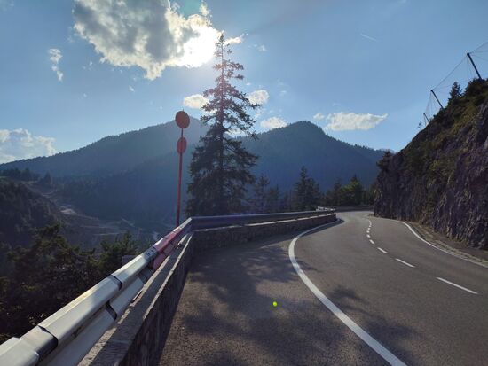 Blick zurück an der B 199. Mitte links ein Steinbruch.