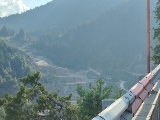 Vom Material dieses Steinbruchs werden lt. Google Maps Zement, Kalk, Gips etc. produziert.