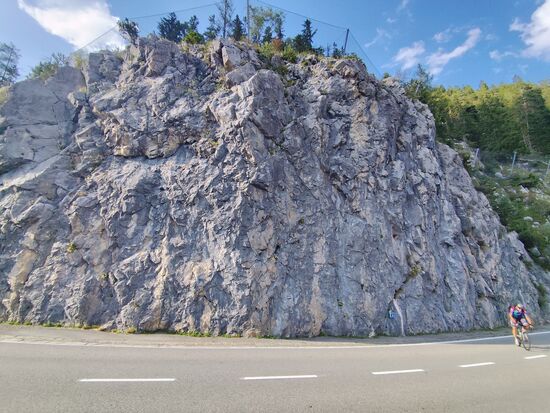 Der Rennradler mit Rucksack, der am rechten Bildrand zu mir herüberwechselt, war in der Früh in Sterzing südlich des Brenners gestartet und wollte an diesem Tag noch über den Oberjochpass bis max. Kempten fahren. Das ist ein Langstrecken-Konditionsbolzer - Chapeau ! Dagegen bin ich nur eine billige Discount-Ausgabe...