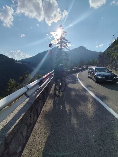 Nach ein paar kurzen Sätzen ist er schon wieder bergaufwärts gestartet.
Da das Kennzeichen des BMW nur auf dem Original-Handyfoto erkennbar ist, hab ich das Foto im Bericht belassen...