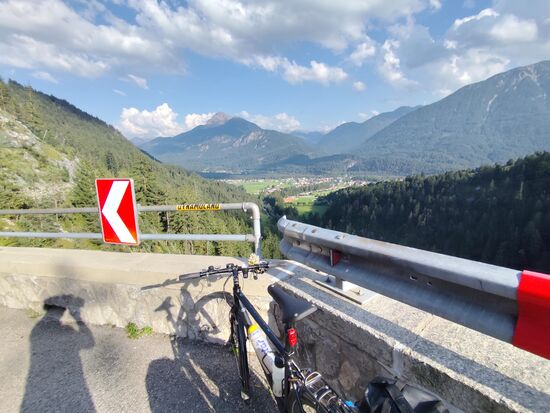 Mein Schatten fotografiert fleißig ins Lechtal runter.