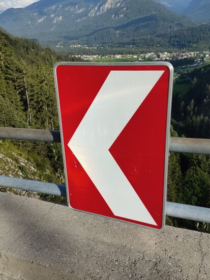 Achtung - links halten !