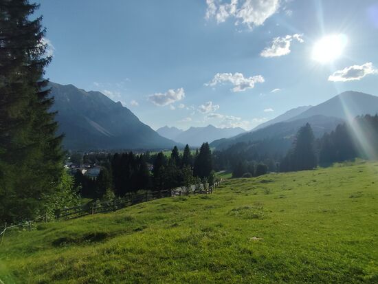 Gleich ist Weißenbach im Lechtal erreicht. Hier und im folgenden Bild mit Blick lechaufwärts und verschiedenen Zooms.