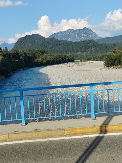 Der bis kurz vor Reutte in Tirol noch so gut wie unverbaute, wilde Lech 
im Naturpark Tiroler Lech mit seinen berühmten und geschützten Kiesbänken, von denen als einziges gleich bleibt, daß sich das Geflecht der Wasser-Verzweigungen zwischen den über weite Strecken vorhandenen Kiesbänken (hier einseitige Wasserführung) ständig verändert. Die Lebewesen auf diesen Kiesbänken sind angepasste Spezialisten, die trotz der Nähe zum Lechwasser zum einen Hochwassereinflüssen, zum anderen trockenheißem Milieu bei voller Sonneneinstrahlung der Kiesbänke ausgesetzt sind.
Ja, der Tiroler Lech, einer der wenigen und letzten Wildflüsse seiner Art in Europa. 
Positive Gänsehaut-Erinnerung:
In 2018 bin ich von Landeck in Tirol startend und über den Arlberg- und Flexenpass anrollend bereits auf Lechradtour hier vorbeigekommen und war damals schon zu höchst über diese Region angetan.
Ab Reutte beginnen dann vermehrt Verbauungen und gleich nach der Grenze zu Bayern bald die vielen Staustufen mit den Flußkraftwerken bis zur Mündung in die Donau bei Marxheim.