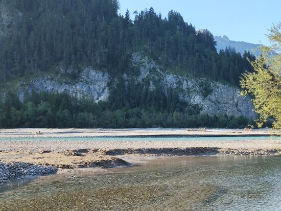 Auch hier mehrere Wasserkanäle durch das weite Kiesbett.