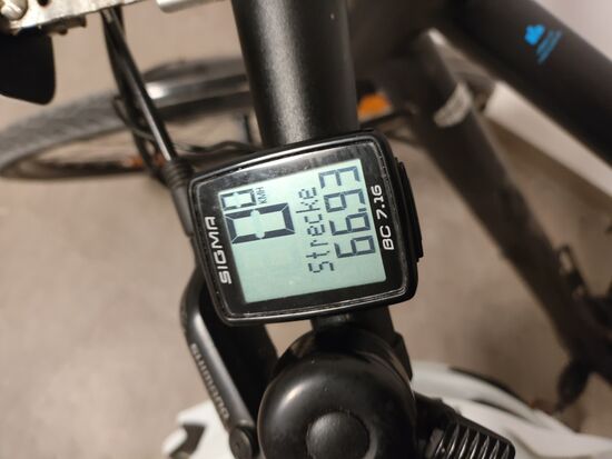 Im Radl-Keller meines Hotels in Reutte / Tirol.
Normalerweise gebe ich meine täglichen Gesamt-Fahrleistungen nicht preis, da für mich die optischen Natureindrücke überwiegen und nicht das metrische Vorankommen.