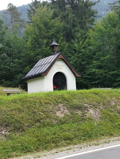 In Reutte galt es noch ein, zwei mit dem Radl schlecht passierbare Baustellen zu umfahren, um zur Planseestraße L 255 zu gelangen, die zum Plansee hochführt. 
Am höchsten Punkt dieser Straße zwischen Reutte und dem Plansee passiert man auf 997 m Höhe die St. Hubertuskapelle, ein malerisches Kleinod.
