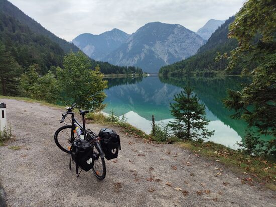 Mittlerweile am westlichen Ende des Plansees angekommen.
Er liegt auf 976 m ü.A., ist mit 2,87 km² Fläche nach dem Achensee der zweitgrößte natürliche See Tirols, 5 km lang, max. 1,7 km breit, max. 77 m tief und beinhaltet ein Volumen von knapp 124 Mio. Kubikmetern. 
Zusammen mit dem Heiterwanger See, verbunden mittels 300 m langen Verbindungskanals, werden die beiden Seen als Speicher zur Stromerzeugung benutzt.