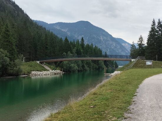 Mein "Schicksalssteg" an diesem Tag, die sog. "Kanalbrücke" über den bereits angesprochenen Verbindungskanal. 
Von links hinter dem Waldhang aus Richtung Seespitzbrücke (Plansee) angekommen und auf diese Seite gewechselt, mittlerweile wieder vom Heiterwanger See kommend, hätte ich nur wieder nach links, am Kanal entlang zum Plansee und über die Seespitzbrücke zur Straße zurückkehren brauchen. 
Aber in der Vorplanung zu dieser Radferntour hatte ich in einer Onlinekarte einen eingezeichneten Weg am Südufer des Plansees wahrgenommen und ich kenne mich selbst ja als teils experimentellen Nutzer ungewöhnlicher Wegeverläufe. 
Und dann waren da auch keine anderen Radler und Wanderer als Hinweisgeber zugegen, so daß ich weiterhin auf dieser Seite des dann wieder erscheinenden Plansees verblieb.