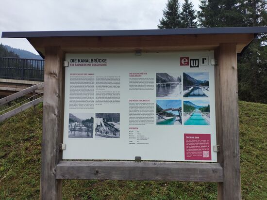 Hier und folgend vier Bilder einer Infotafel über die Kanalbrücke.