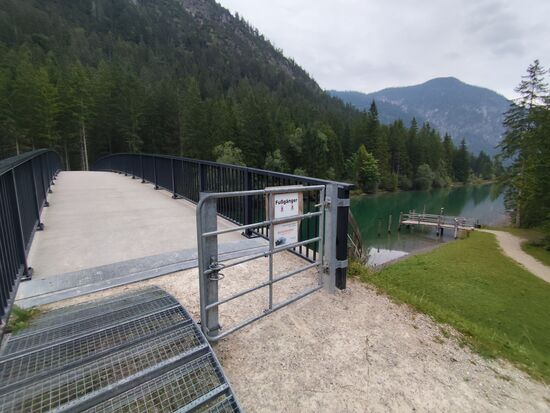 ... und rechterhand am Kanalufer wieder zur Straße zurück getourt. 
Rechts vom Steg sieht man übrigens einen Anleger für den Ausflugs-Schiffsverkehr.