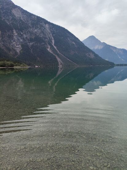 Kleiner Wellenwurf von der Fußkühlung am Heiterwanger See.
