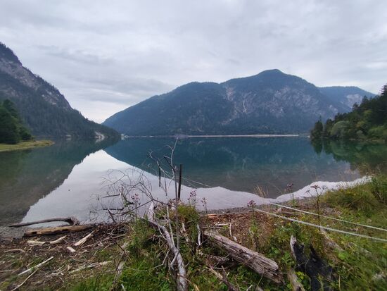 Links von der Bildmitte verläuft aus dem Hintergrund der Verbindungskanal vom hinten nicht sichtbaren Heiterwanger See und am linken, südlichen Ufer entlang dieser Ausbuchtung bis zum kleinen Waldhang in Bildmitte rechts (hier wieder Plansee) ließ es sich auf einem Kiesweg noch recht angenehm dahinrollen.