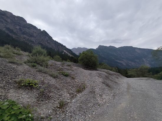 Kleiner Blick zurück auf die Schotterpiste.