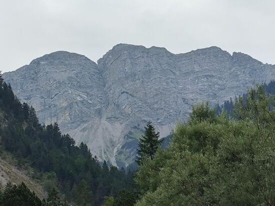 Eindrucksvolle Bergflanke mit drei verschiedenen Zooms.