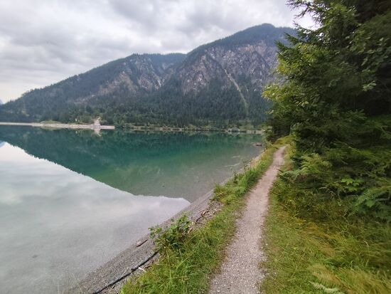 Der Pfad wird immer schmäler, aber immer noch gut beherrschbar.