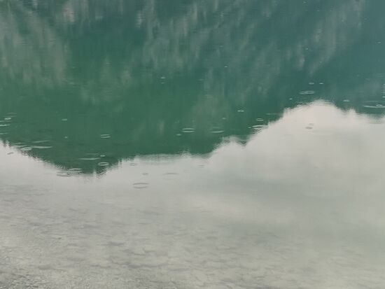 Es beginnt kurze Zeit fein zu regnen.