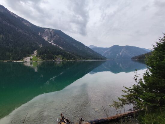 Gegenüber würde die bequeme Landesstraße "Am Plansee" verlaufen.