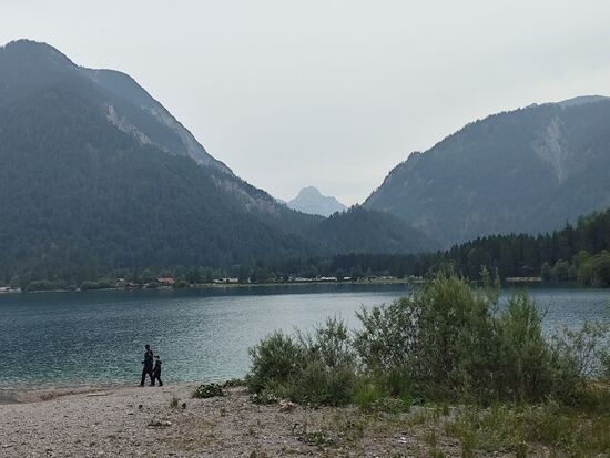 Hier bin ich mittlerweile wieder im (mit kleinen Ausnahmen) wieder radelbaren Bereich angekommen. Gegenüber ist der Campingplatz Sennalpe mit dem 
Plansee-Strandbad erkennbar.