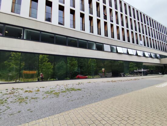 Sondern deshalb.
NEIN, ist man hier von allen Ammerwald-Göttern verlassen?
Es handelt sich um das Alpenhotel Ammerwald, zwar in innovativer
Holz-Modulbauweise errichtet, aber der Ausstrahlung nach außen nach mit Betonklotz-Ausstrahlung - oje, ojeee. 
Da der auf der anderen Straßenseite vorhandene Eis-Kiosk leider geschlossen hatte, ergriff ich nach einem kurzen fahrradtechnischen Gespräch mit einem Hotelgast an der Straße die Flucht von diesem Ort...