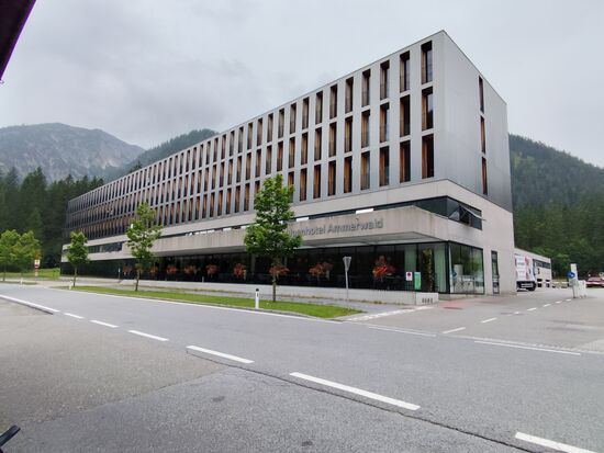 Kleine (unbezahlte) Schleichwerbung am Rande:
Eigentümer ist ein Automobilkonzern mit einem stilisierten Propeller im Firmenemblem. I
ch fahre allerdings einen Wagen mit einer grünen Schlange und einem roten Kreuz im Emblem. 
Also ratet mal.