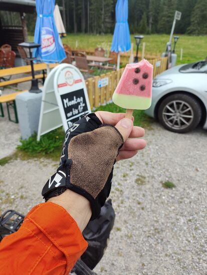 Ca. einen km weiter erschien dann die Ammerwald Alm, eine innen, wie auch außen sehr gefällige Gaststätte, die ich leider nicht weiter ablichtete. Dort endlich ein obligates Eis (am Stiel) zum Abkühlen meines kurz vorher erhitzten Gemüts !
Inzwischen war wieder leichter Regen vorhanden, aber nicht besonders störend. Die Jacke ließ ich angezogen, damit sie immer wieder bei Schauerpausen im Fahrtwind trocknen konnte. Noch kein größeres Problem - noch ...