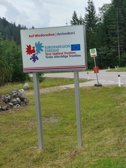 Kurz nach dem Ammersattel auf 1115 m ü.A. wird die tirolerisch-bayerische Grenze über den Fischbach auf 1083 m ü. NHN (Normalhöhennull, das amtliche Höhenbezugssystem in Deutschland seit 1993) passiert.
